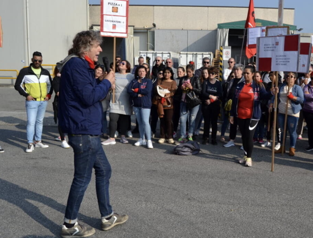 Una mobilitazione nel corso della vertenza a Pizza+1. Al microfono, Fiorenzo Molinari (Cgil Piacenza)